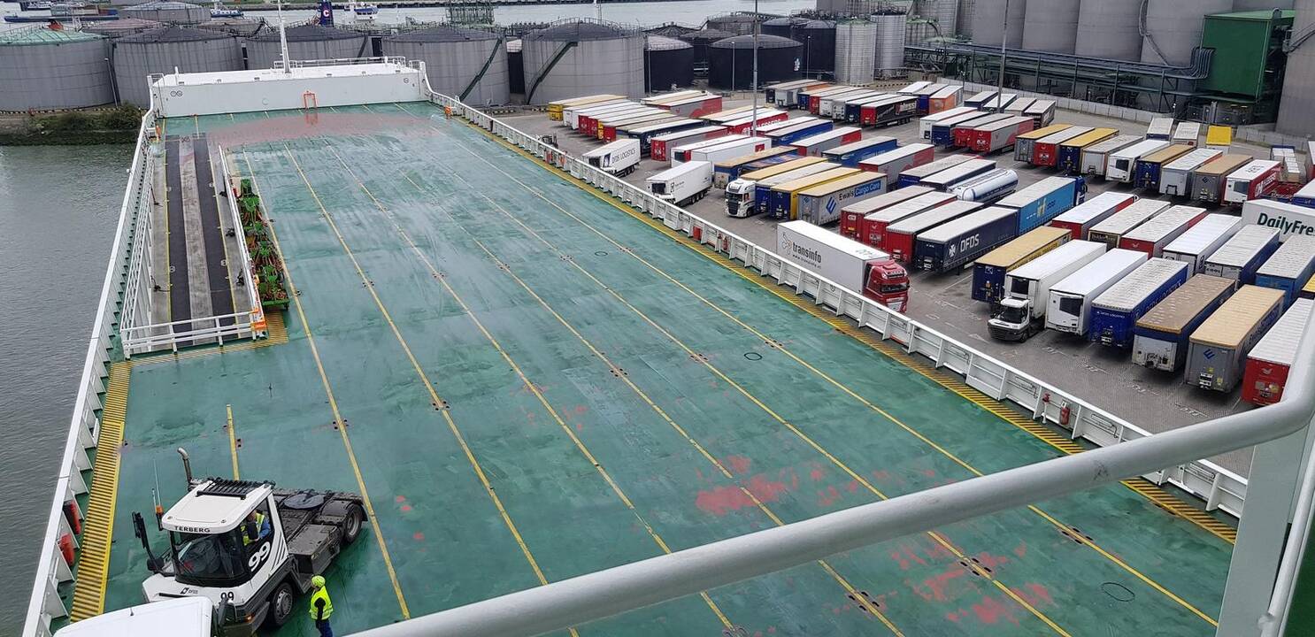 Srautas: Roterdamo Vlaardingeno terminale į laivą „Tulipa Seaways” kraunamos į Jungtinę Karalystę gabenamos prekės puspriekabėse.