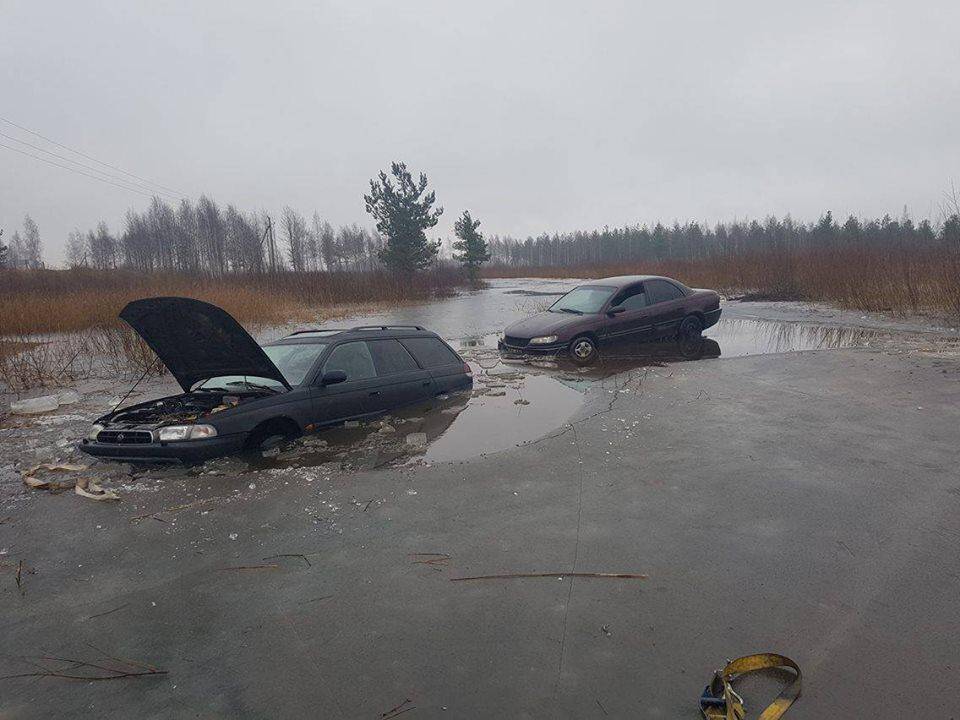 Nelaimėlių ralis ant ledo baigėsi vandenyje