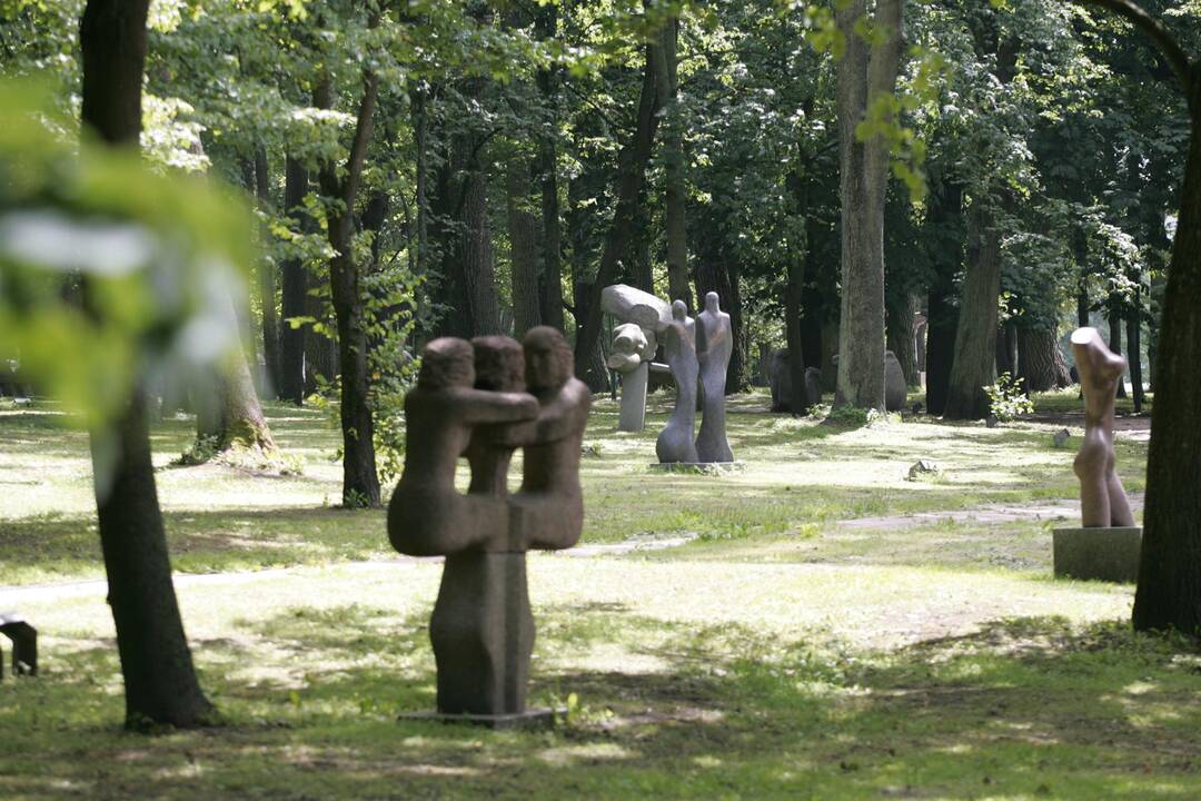 Tradicija: Klaipėdos skulptūrų parke jau nebe pirmi metai vyksta renginiai, puoselėjantys J.L.Wienerio atminimą.