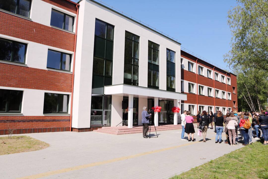 Akimirka: Klaipėdos universiteto rektoriui E.Juzeliūnui buvo įteiktas simbolinis pirmojo bendrabučio korpuso raktas. 