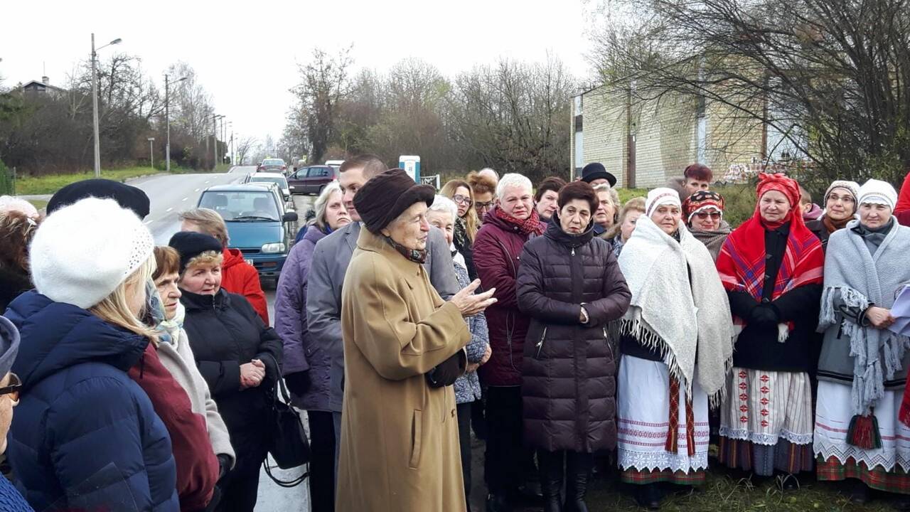 Neapleidžia: Amalių sodininkai Remigijus Visockas, Albinas Budraitis ir Algimantas Jonaitis kiek galėdami švarina Amalės pakrantes.