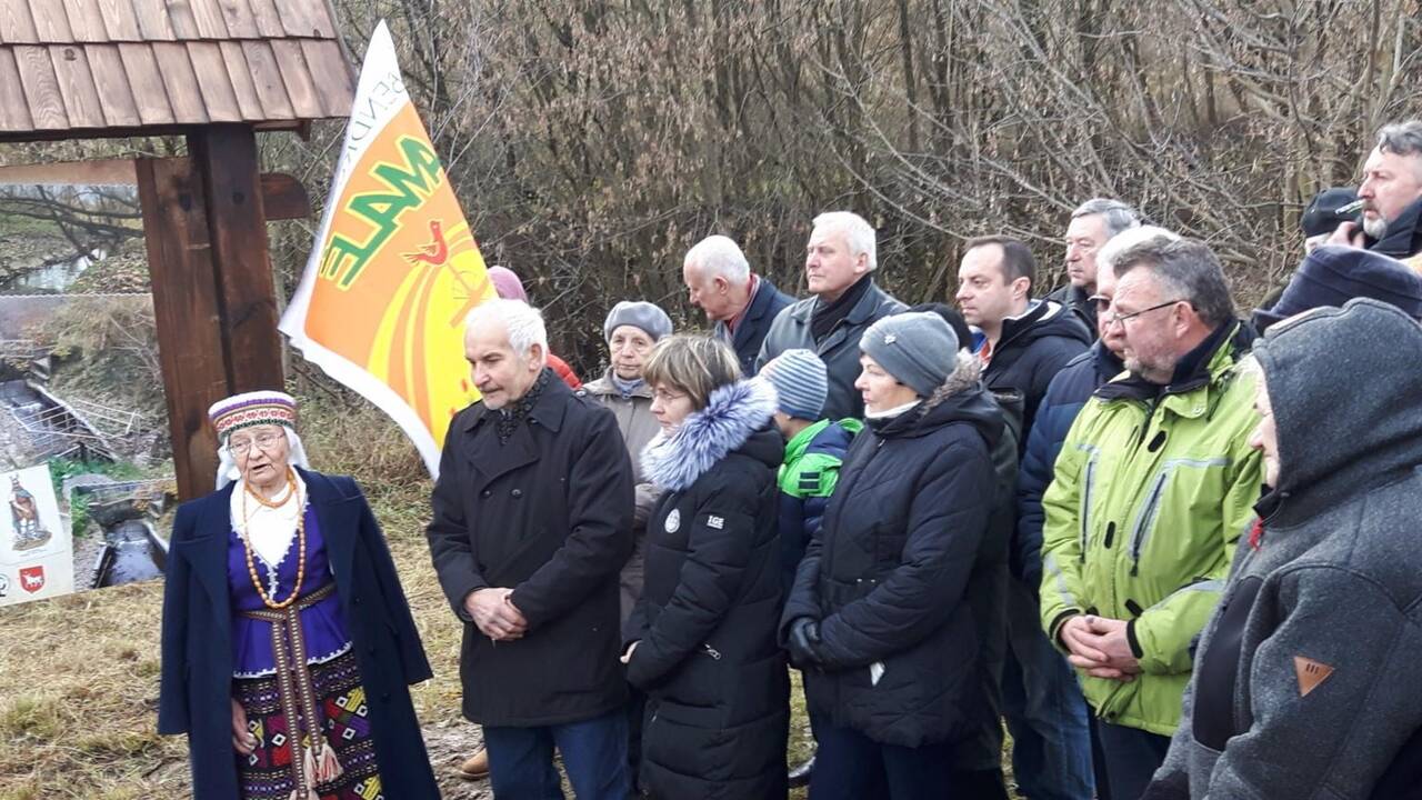 Neapleidžia: Amalių sodininkai Remigijus Visockas, Albinas Budraitis ir Algimantas Jonaitis kiek galėdami švarina Amalės pakrantes.
