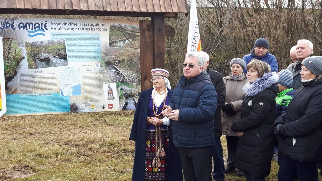 Neapleidžia: Amalių sodininkai Remigijus Visockas, Albinas Budraitis ir Algimantas Jonaitis kiek galėdami švarina Amalės pakrantes.