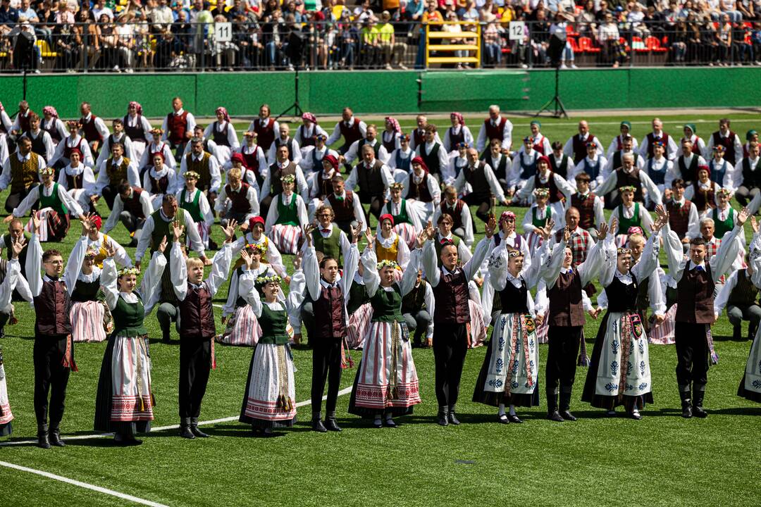 Dainų šventės šokių diena „Amžių tiltais“