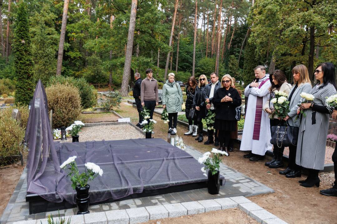 Karmėlavos kapinėse atidengtas paminklas A. Jagelavičiūtei