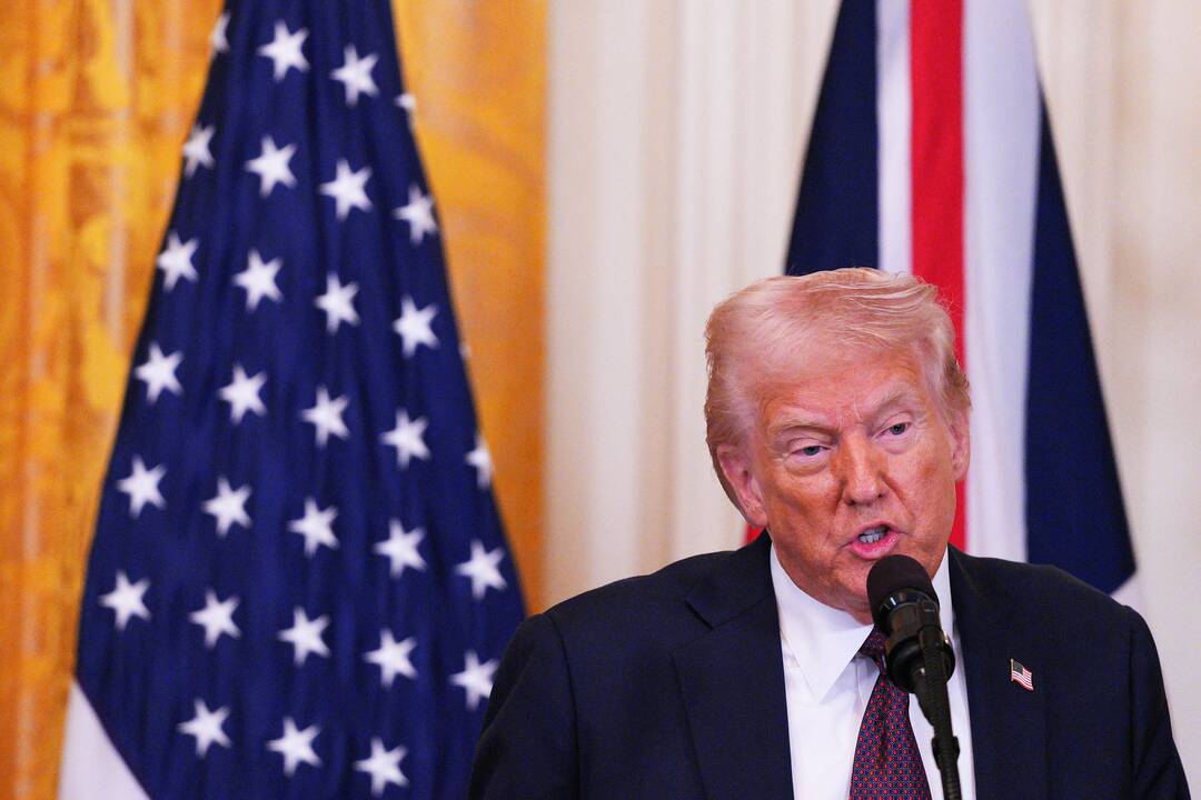 Pirmas Trumpo vyriausybės posėdis: nuo maldų iki grasinimų