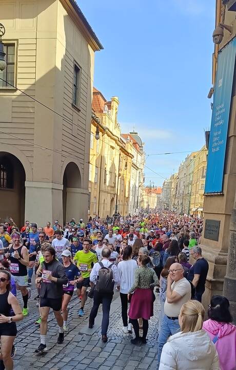 Klausimėlis: įdomu, kaip 600 metų senukas – nagi, Karolio tiltas – kasdien atlaiko tokią turistų spūstį?