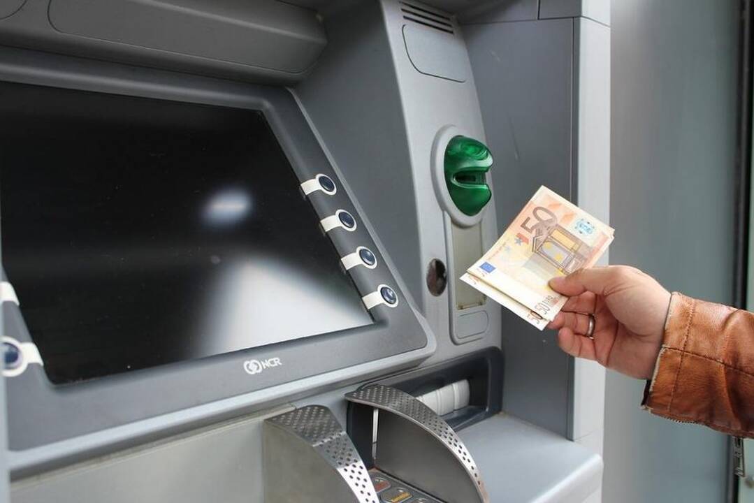 Regionai skęsta be grynųjų: bankomatai tapo prabanga?
