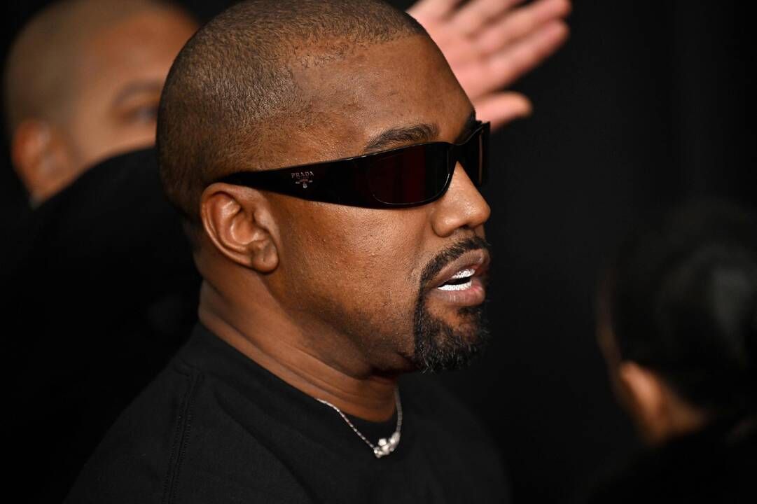Išjungta Kanye Westo svetainė: joje pradėta prekiauti marškinėliais su svastika?