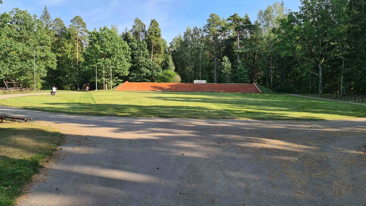 Erdvu: Lakštingalų slėnis, 2,9 ha plotą užimanti stovyklavietė ant Akmenos upės kranto, – puiki vieta poilsiui.