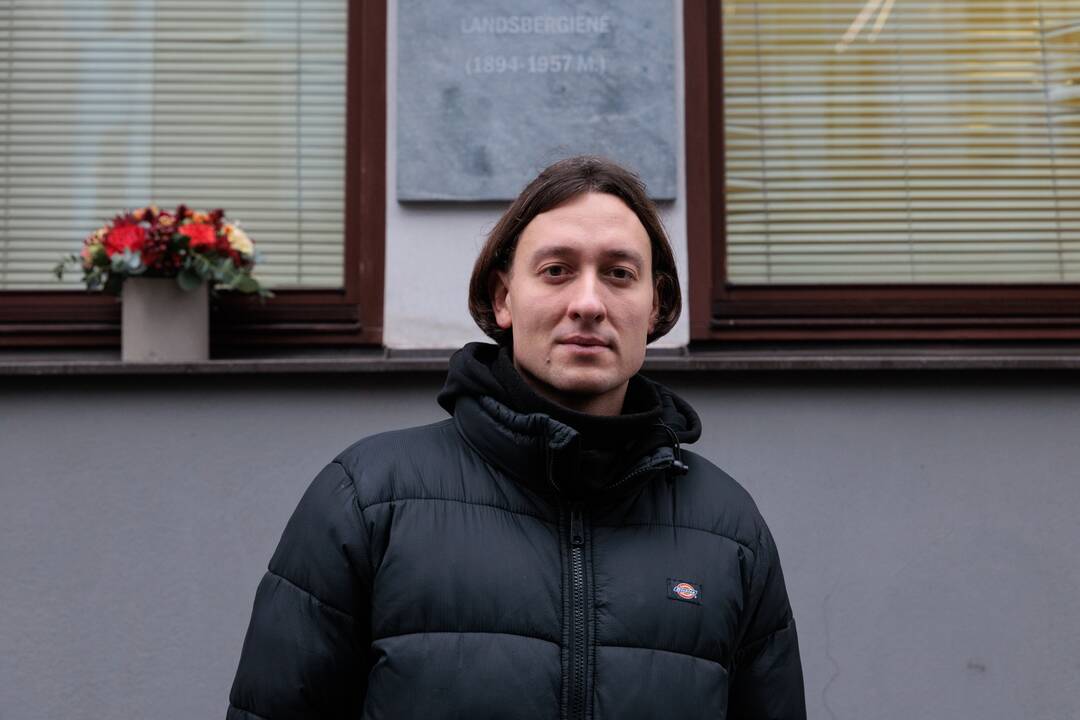 Idėja: Ž. Gercas pasakojo, kad tai ne pirmas ir ne paskutinis kartas, kai prie iškilių asmenybių įamžinimo prisideda skulptorius G. Pašvenskas.