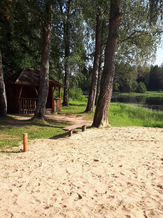 Erdvu: Lakštingalų slėnis, 2,9 ha plotą užimanti stovyklavietė ant Akmenos upės kranto, – puiki vieta poilsiui.