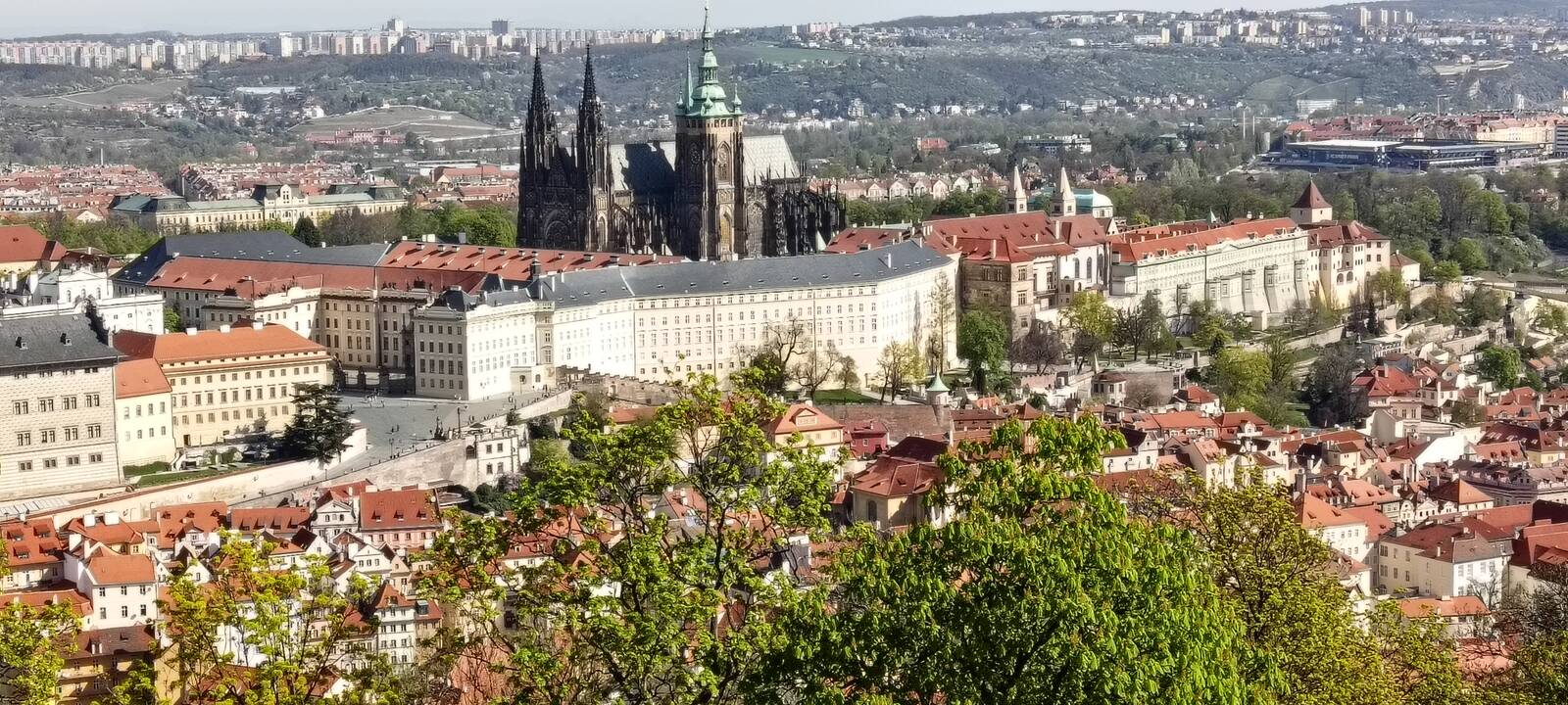 Klausimėlis: įdomu, kaip 600 metų senukas – nagi, Karolio tiltas – kasdien atlaiko tokią turistų spūstį?
