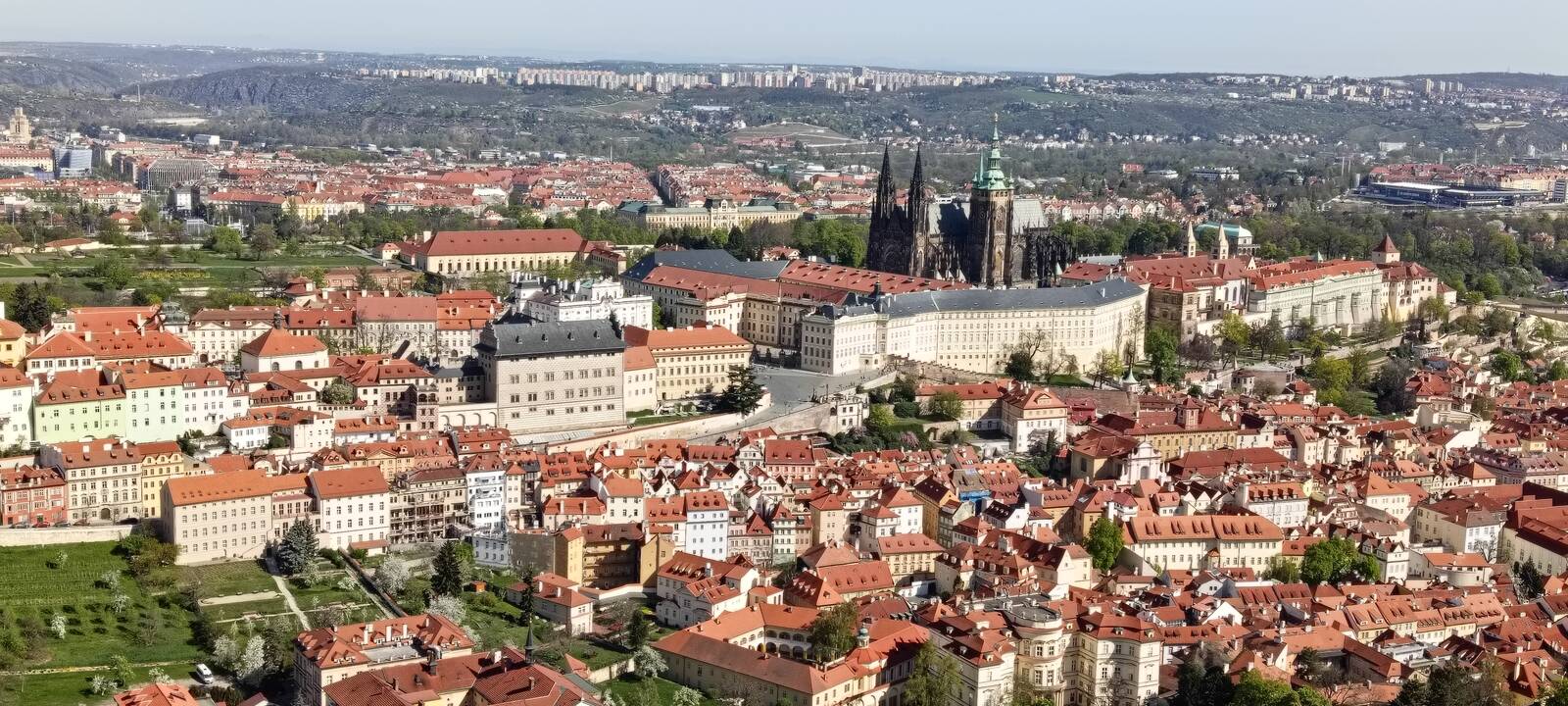 Klausimėlis: įdomu, kaip 600 metų senukas – nagi, Karolio tiltas – kasdien atlaiko tokią turistų spūstį?