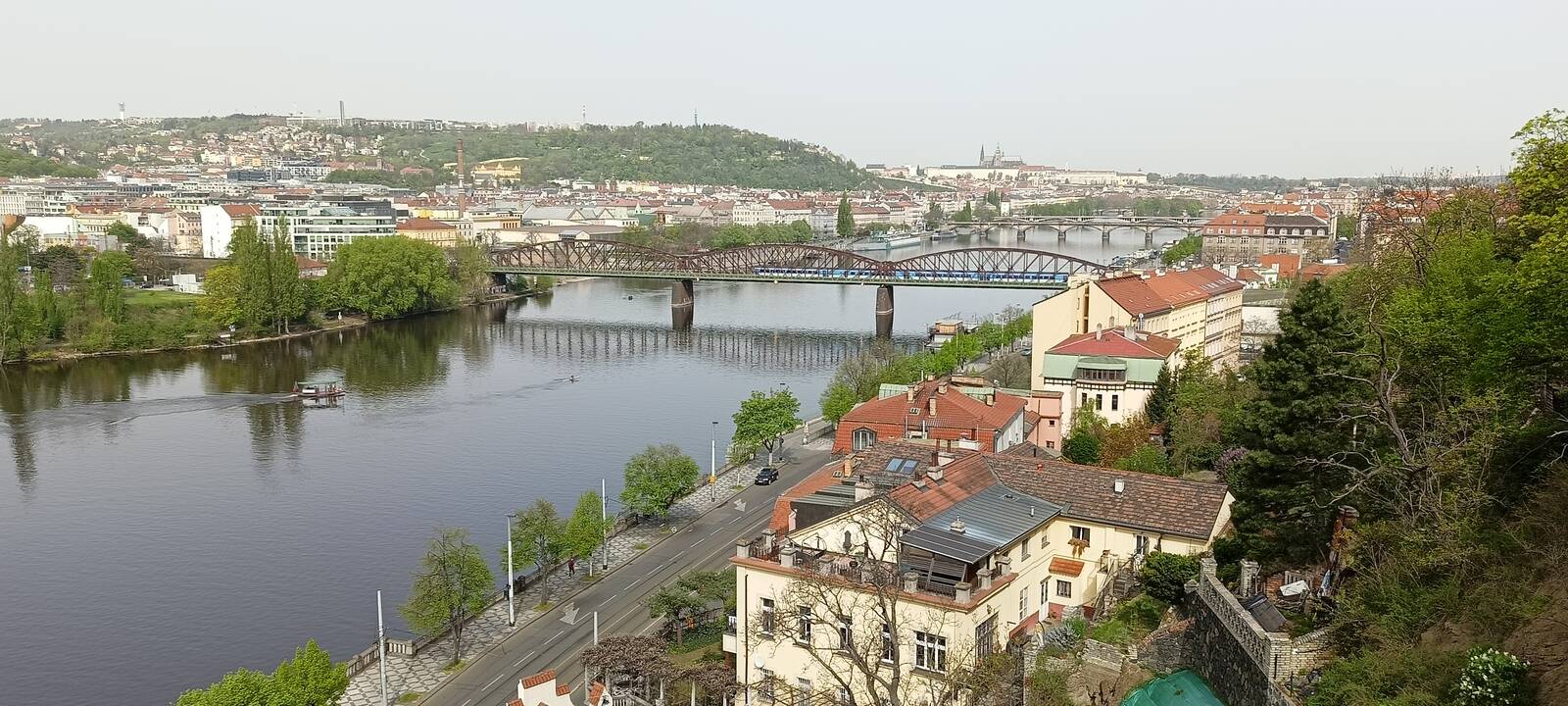 Klausimėlis: įdomu, kaip 600 metų senukas – nagi, Karolio tiltas – kasdien atlaiko tokią turistų spūstį?