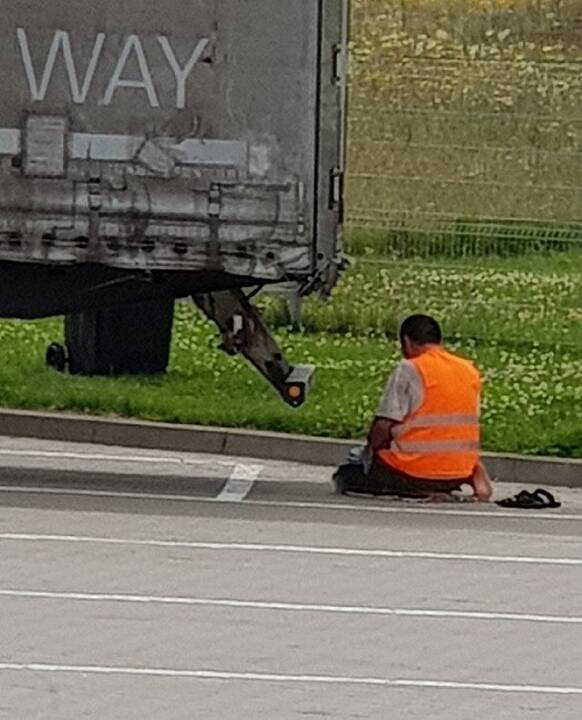 Pavojai: lenkimo manevras su pavojingu kroviniu.