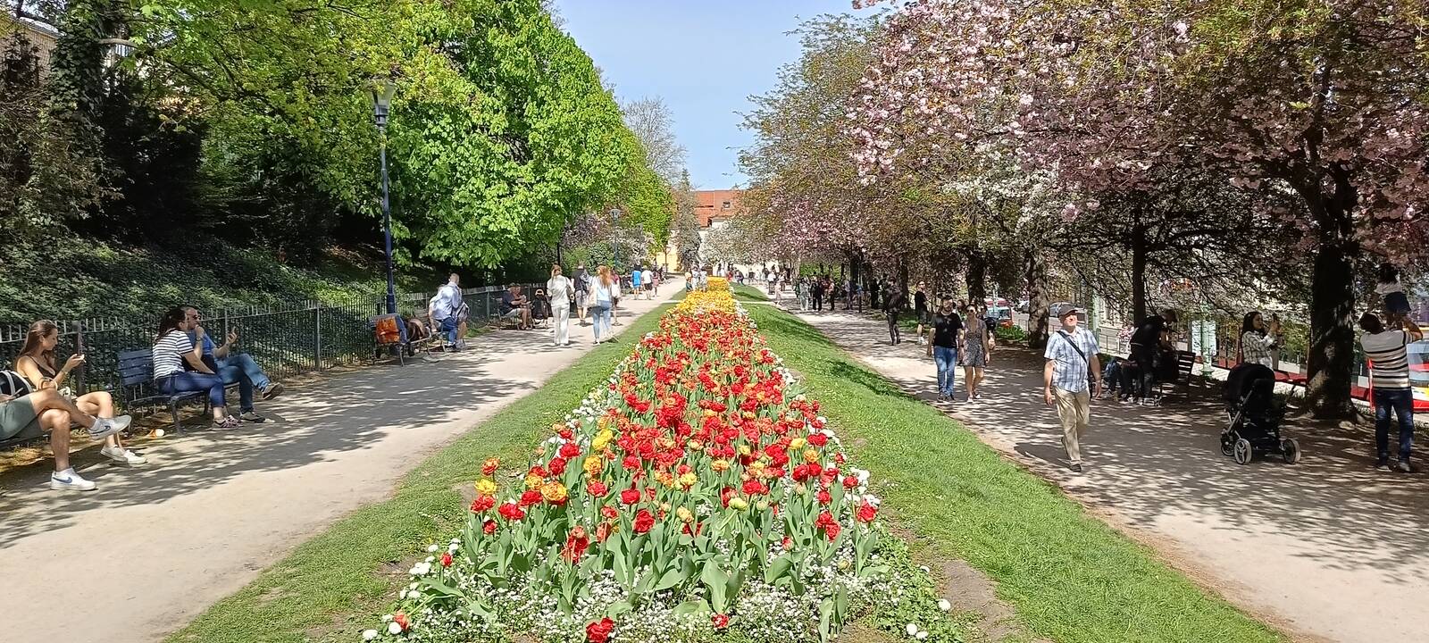 Klausimėlis: įdomu, kaip 600 metų senukas – nagi, Karolio tiltas – kasdien atlaiko tokią turistų spūstį?
