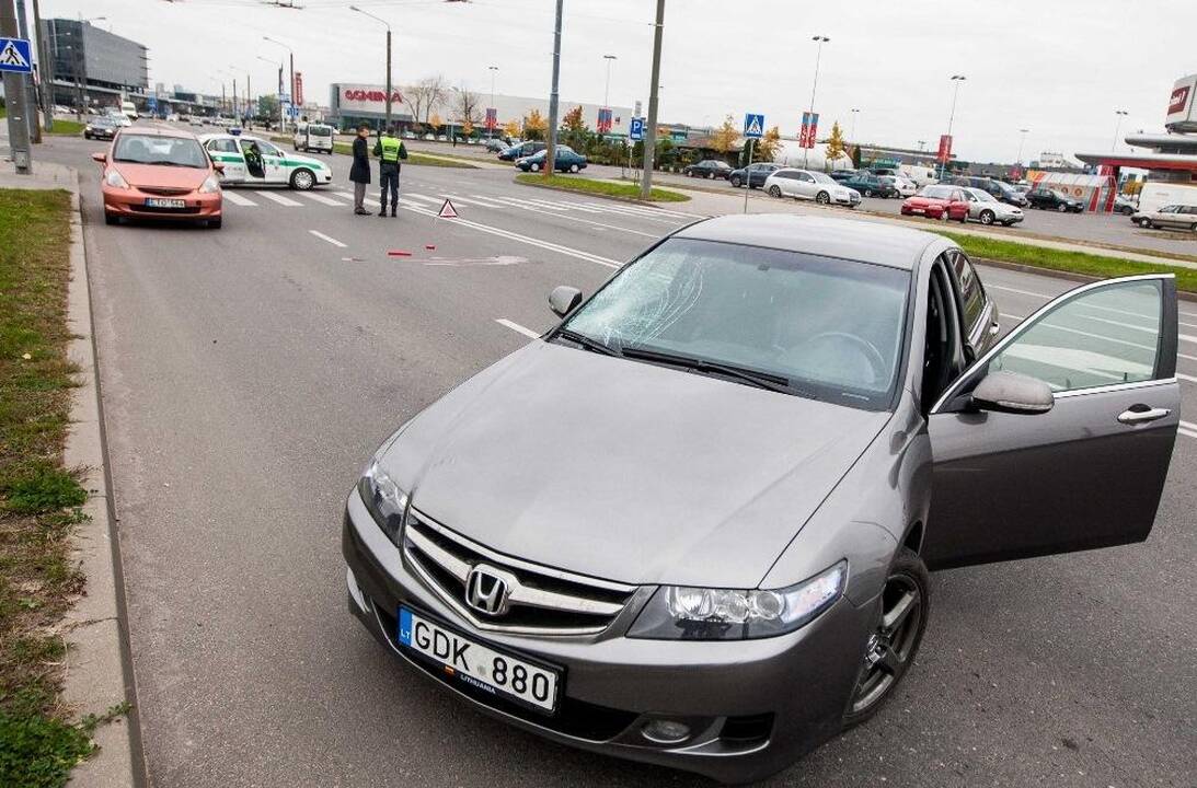 Šįryt perėjoje Vilniuje sužalota mergina mirė ligoninėje