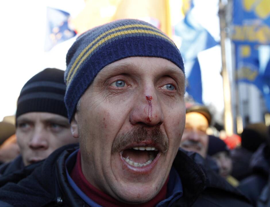 Ukrainoje prie Rados susirinko tūkstančiai protestuotojų