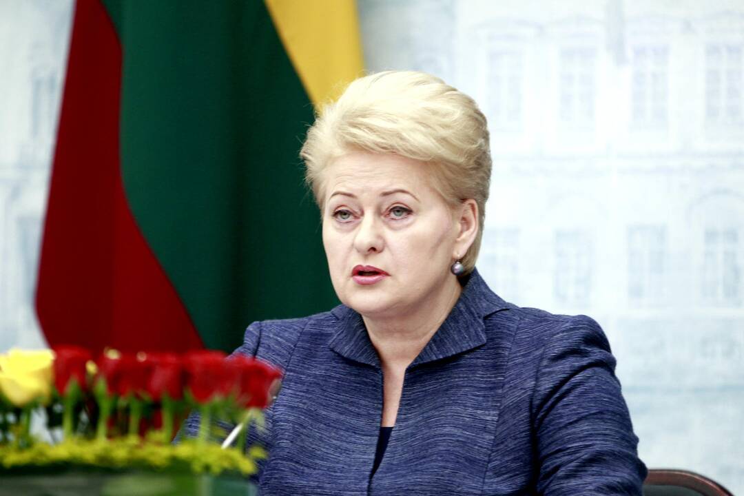 Prezidentė įteikė gėles Nepriklausomybės Akto signatarų artimiesiems