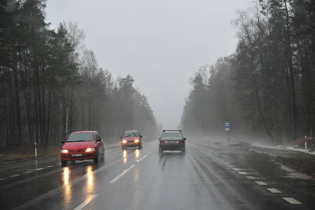 Vakarinėje Lietuvos dalyje ir Šiaulių apskrityje kelių dangos drėgnos ar šlapios