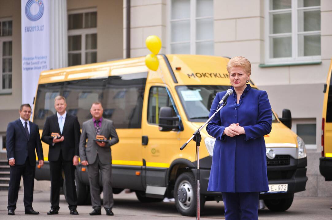 Savivaldybėms perduoti 42 nauji geltonieji autobusai