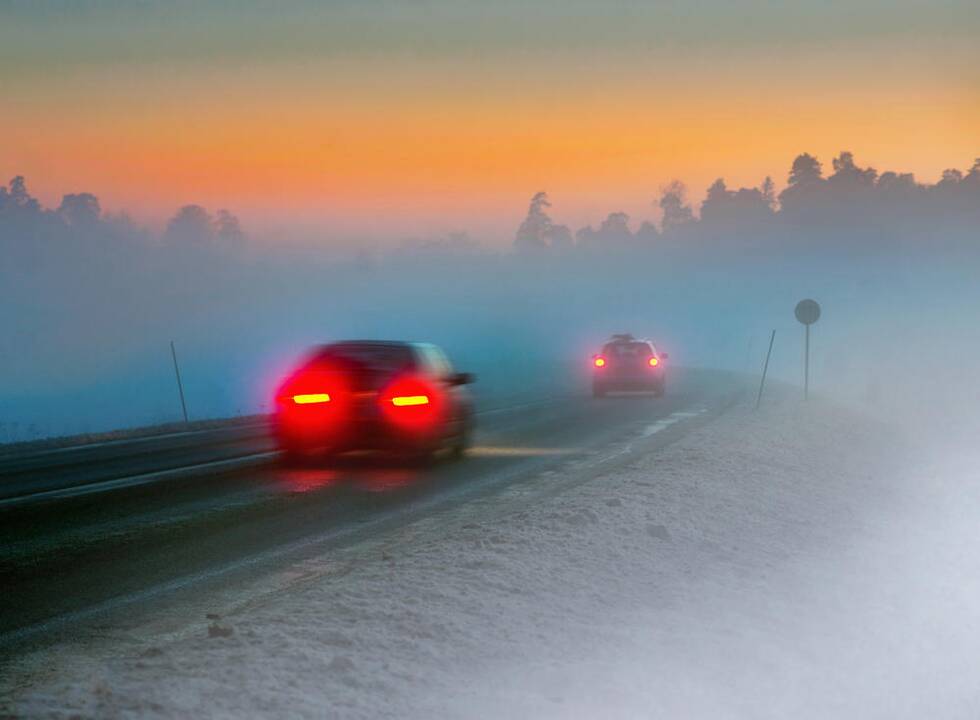 Kelininkai perspėja: eismo sąlygas sunkina tirštas rūkas