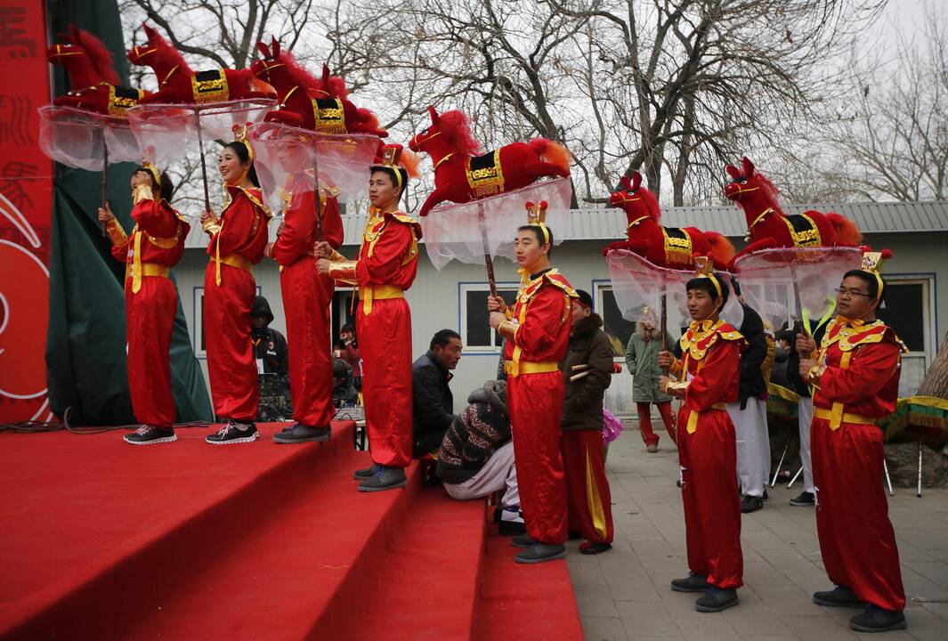 Azija Arklio metus pasitiko linksmybėmis