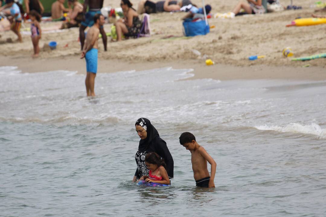 Australija daug aistrų sukėlusių burkinių neišsižada