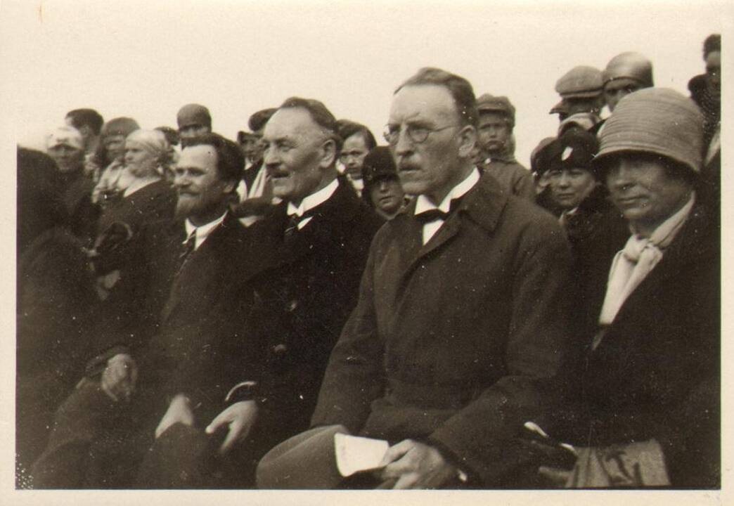 1930 m. Ukmergėje surengtų pedagoginių darbo kursų dalyviai užsiima knygrišyste. Šalia spintos stovi dėstytojas A.Vokietaitis.