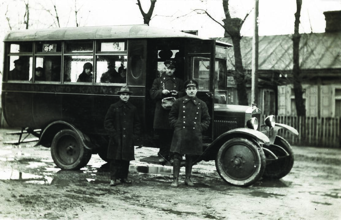 Skanu: ledų pardavėjas ir nuolatiniai jo klientai. Kaunas, 1938 m.