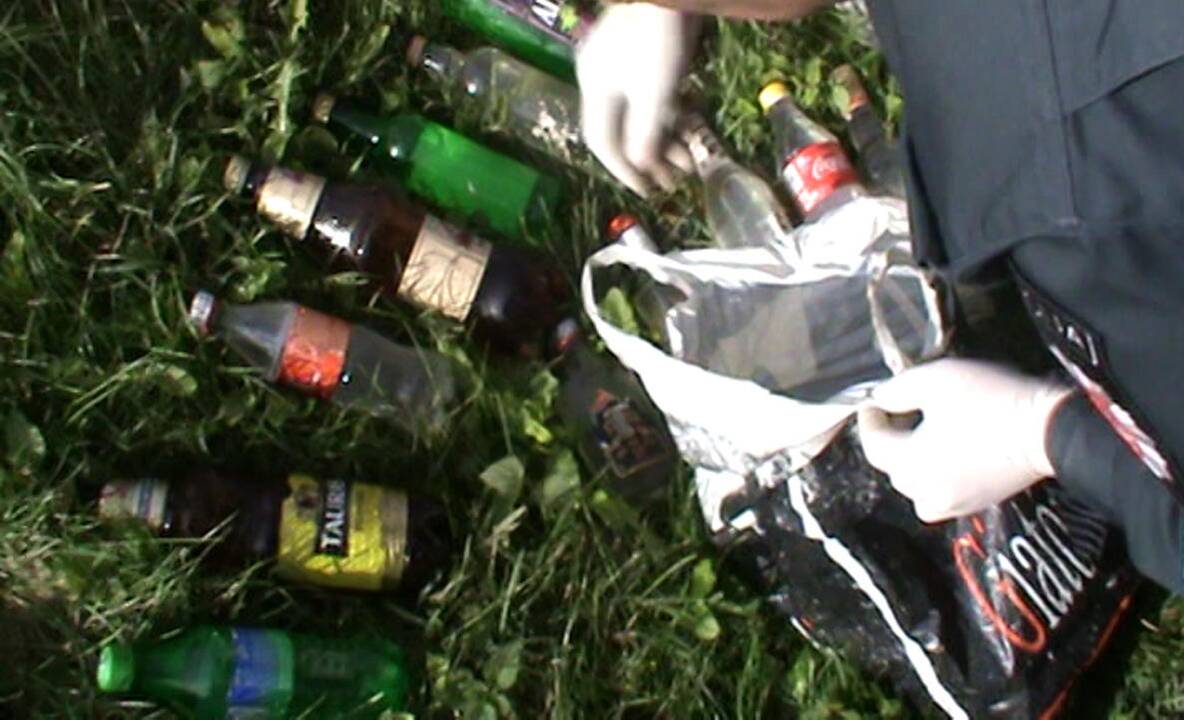 Cigaretes slėpė malkose, spiritą – išvietės duobėje