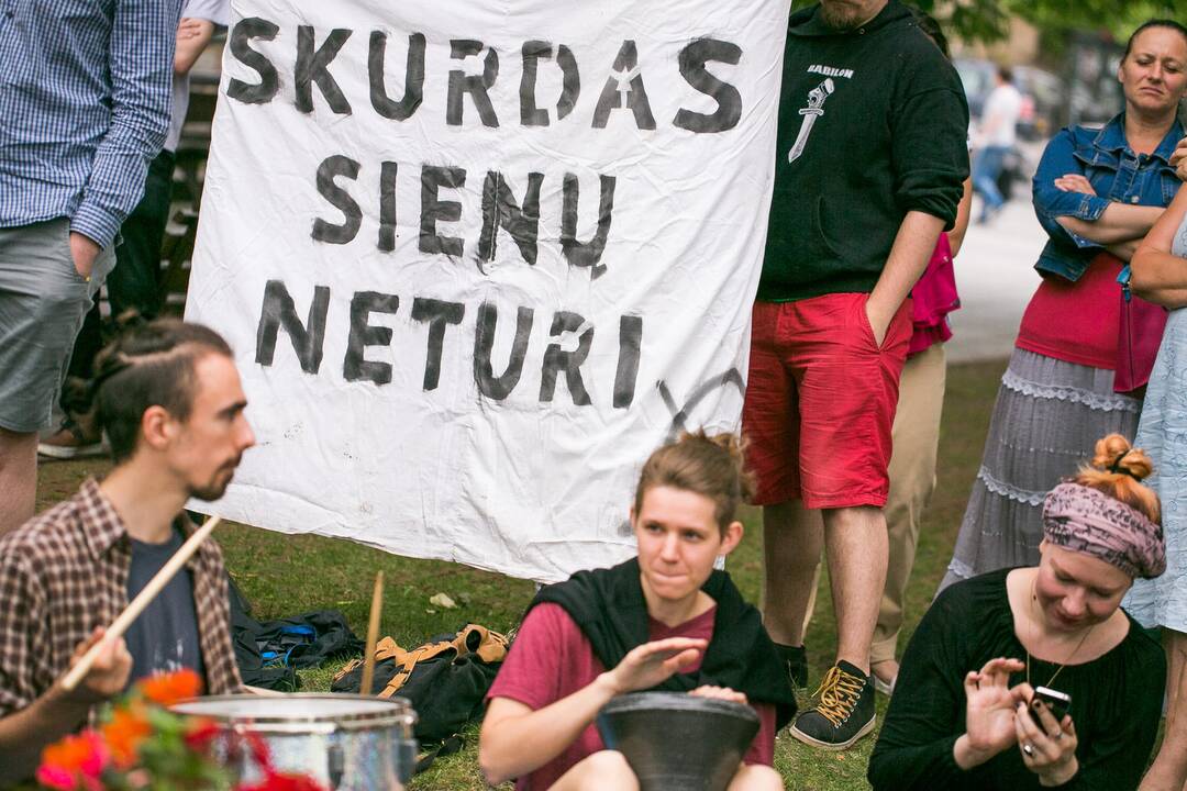 Studentai dirba vasarą, kad išgyventų mokslo metais