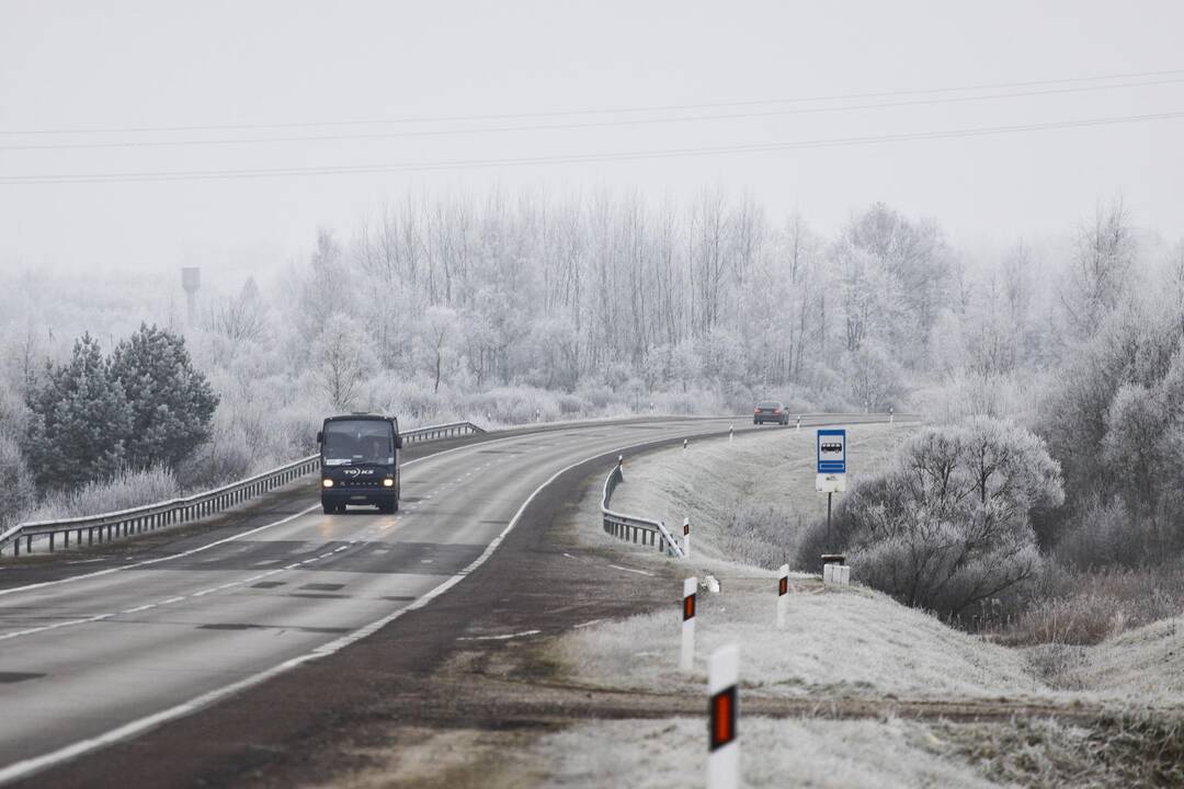 Įspėja vairuotojus: kelius vietomis padengė šerkšnas