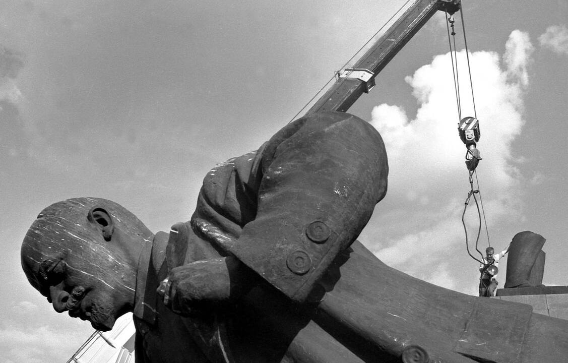 Lenino paminklo demontavimas 1991 metais sostinės Lenino aikštėje (dabartinė Lukiškių aikštė).
