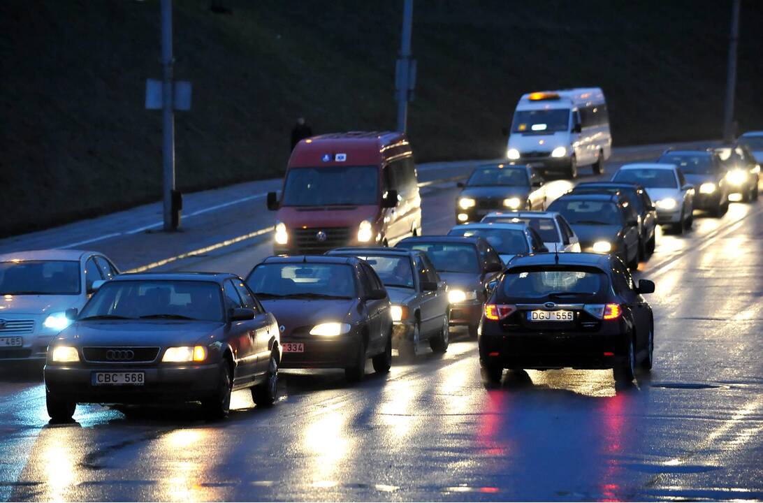 Šiaurės rytų Lietuvoje bei Raseinių rajone kelių dangos vietomis slidžios