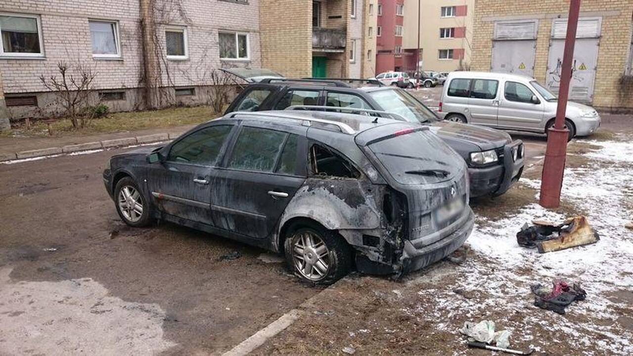 Patruliams teko gesinti degantį automobilį