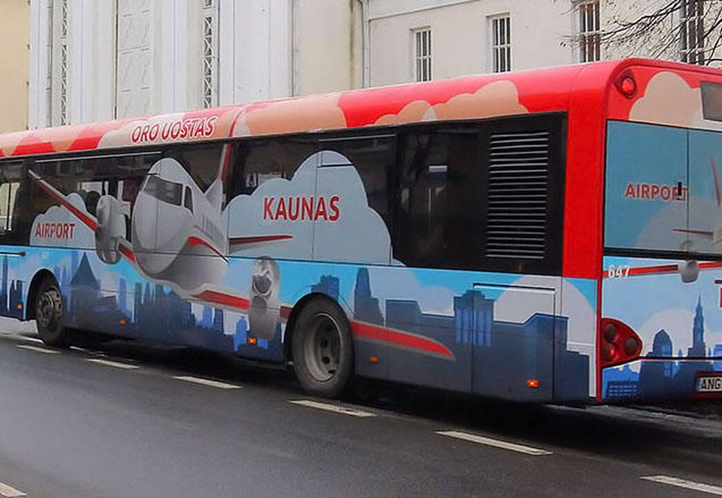 Į Kauno oro uostą važiuojančiuose autobusuose bus galima atsiskaityti ir eurais