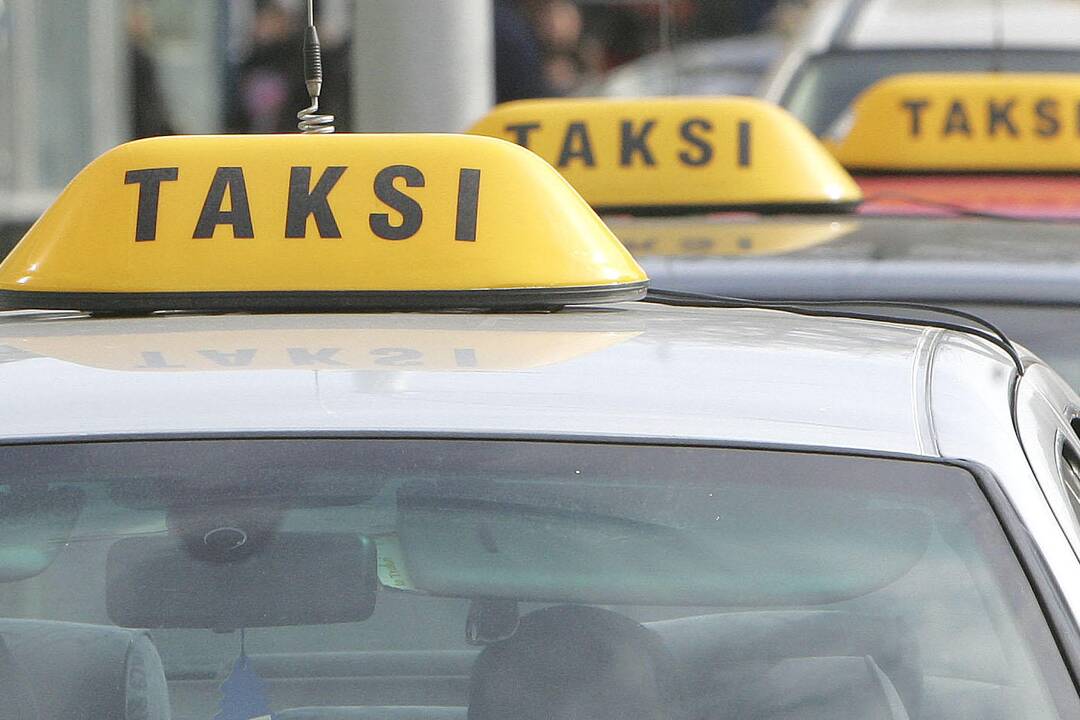Taksi įmonės vadovas: jeigu važinėtumėte ne po vieną, taksi išsikviesti būtų lengviau