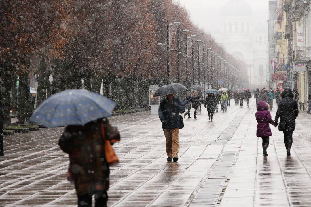 Sinoptikai: savaitgalis bus šlapias, bet nešaltas