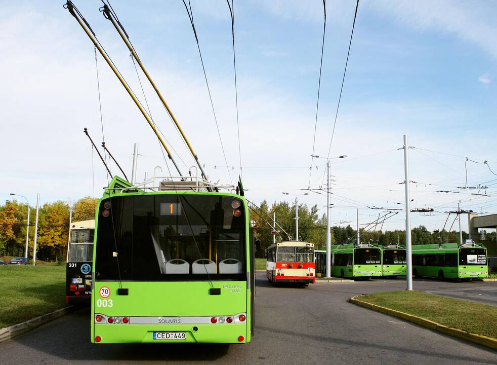 Kaune troleibusas moterį vilko gatve