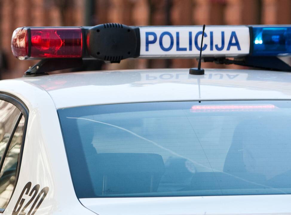 Nuomotu automobiliu - į parduotuvės sieną
