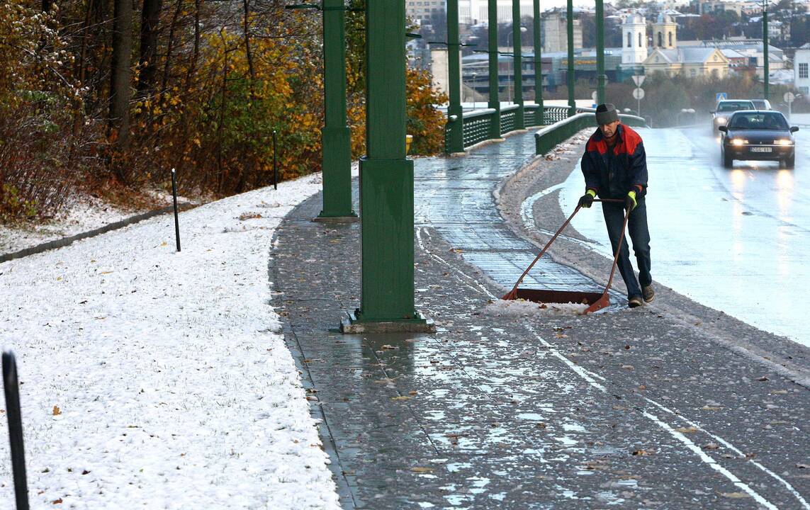 Penktadienį galime sulaukti pirmojo sniego: ar Kauno kelininkai jau pasiruošę?