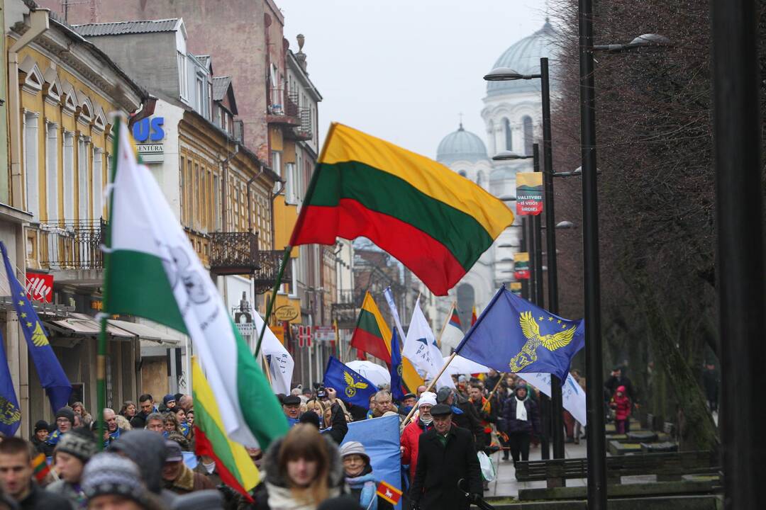 Vasario 16-ąją užfiksuota daugiau nei 100 atvejų, kai neiškelta trispalvė