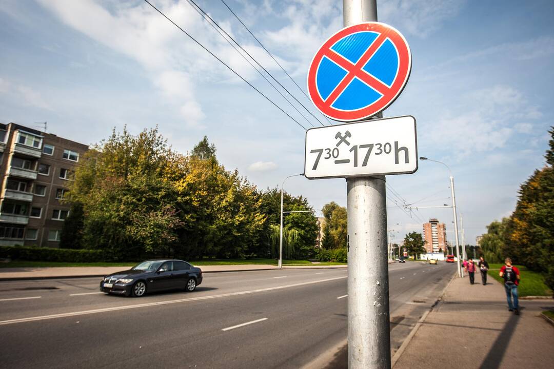 Automobiliams Sukilėlių pr. neužtenka vietos