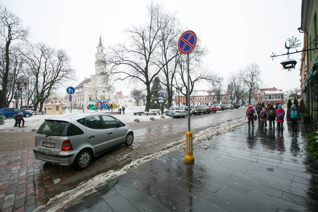 Rotušės aikštėje atnaujintas eismas ratu