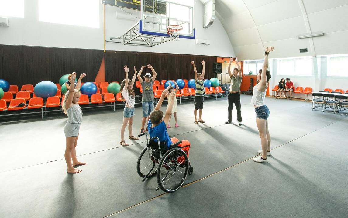Veikla: dienos centre vyksta mankštos, bandoma pritaikyti ir šokius.