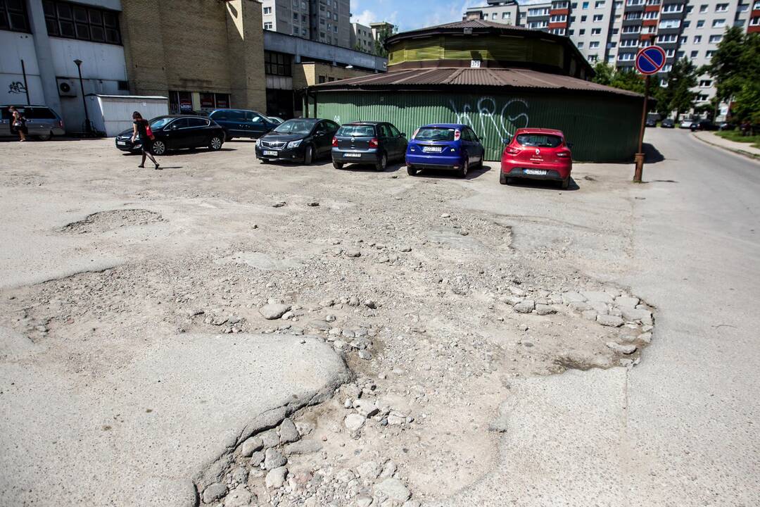 Aikštelę apmokestino, o duobes paliko