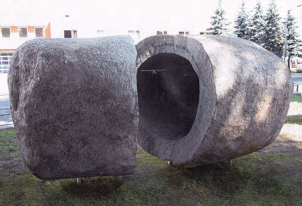 Vandalų nuniokotas „Lituanicos" paminklas – užmirštas