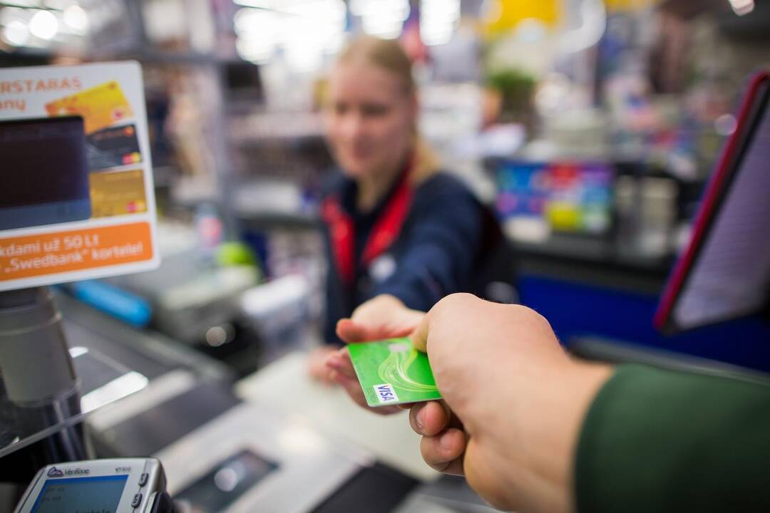 Artėjant eurui, vis dažniau atsiskaitoma kortelėmis